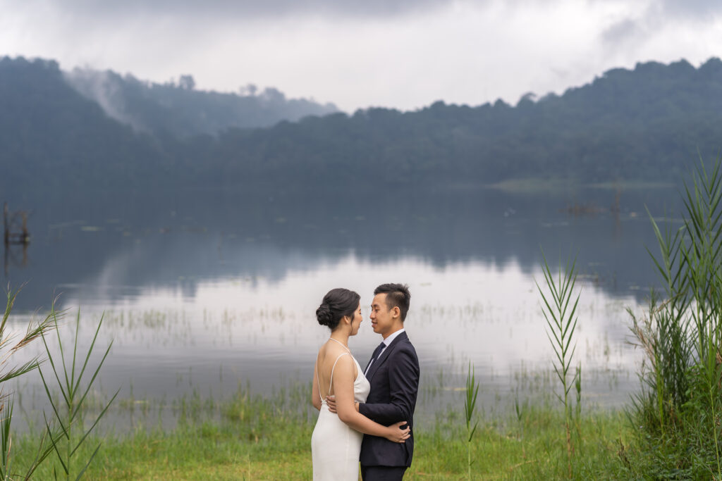 Tamblingan Lake - Romantic couple photos