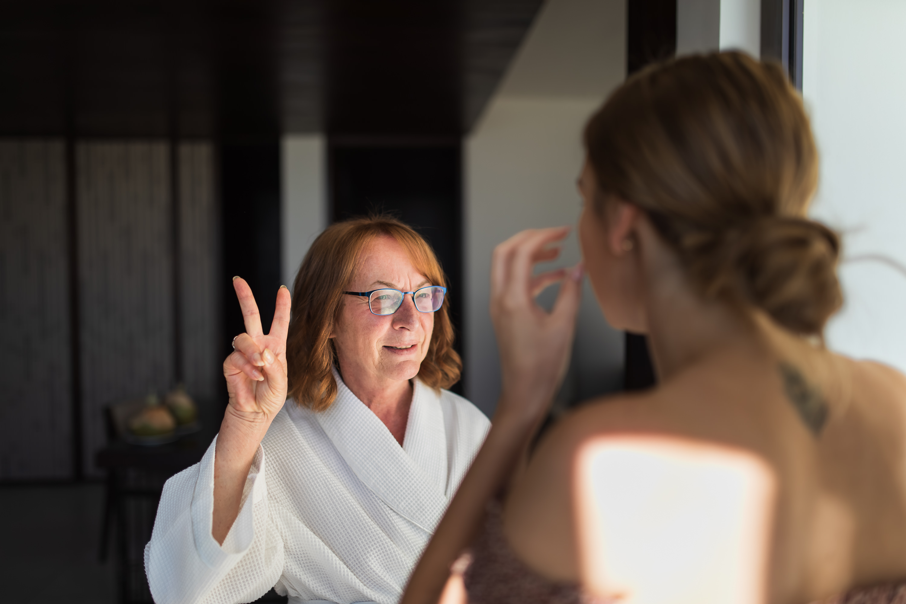 Alila Seminyak Wedding - Fun bridal preparation with family