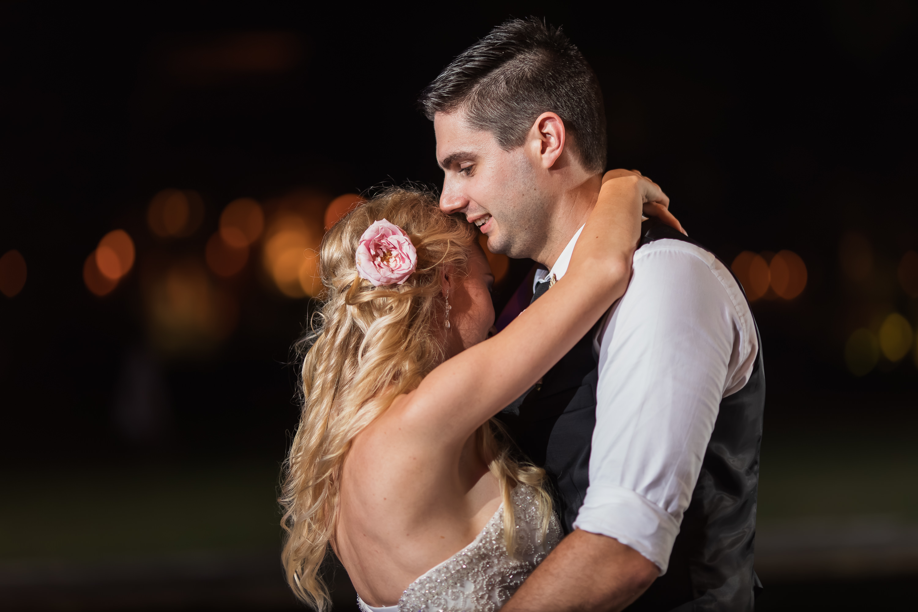 Taman Bhagawan Wedding - Romantic first dance at night